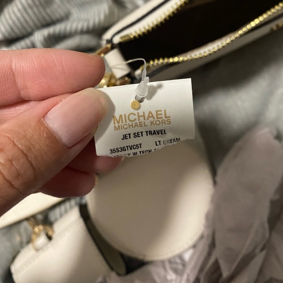 BMWT- Michael Kors Jet Set Tech Crossbody Bag in Saffiano Leather - light cream - Picture 3 of 11